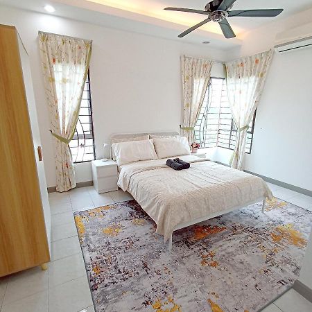 Tropika Homestay Bangi With 3 Bedrooms Kajang Buitenkant foto