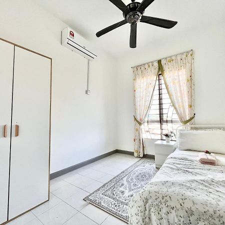 Tropika Homestay Bangi With 3 Bedrooms Kajang Buitenkant foto