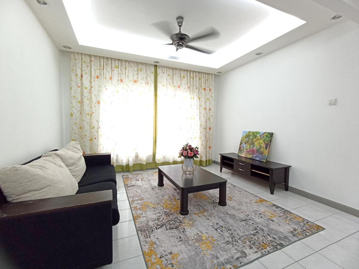 Tropika Homestay Bangi With 3 Bedrooms Kajang Buitenkant foto