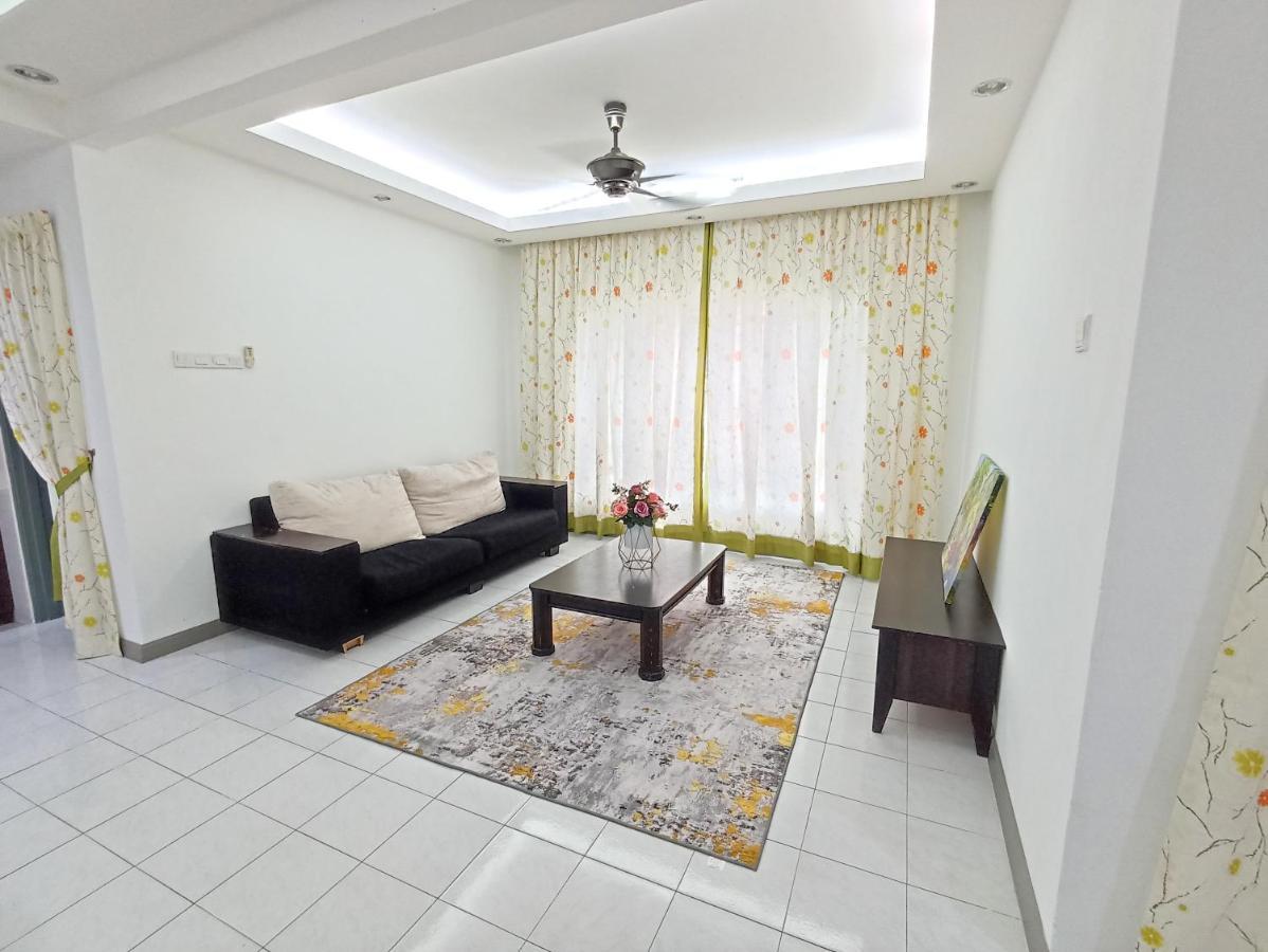 Tropika Homestay Bangi With 3 Bedrooms Kajang Buitenkant foto