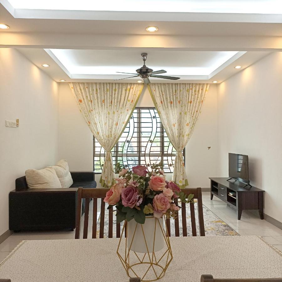 Tropika Homestay Bangi With 3 Bedrooms Kajang Buitenkant foto