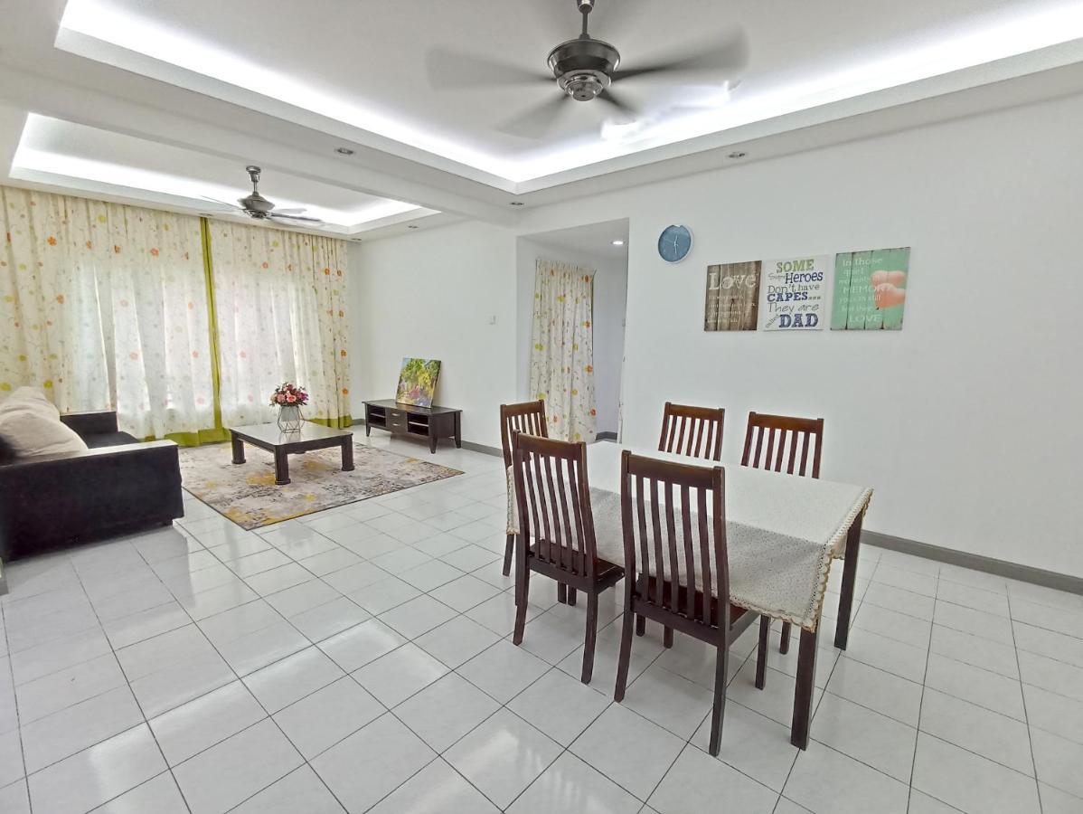 Tropika Homestay Bangi With 3 Bedrooms Kajang Buitenkant foto