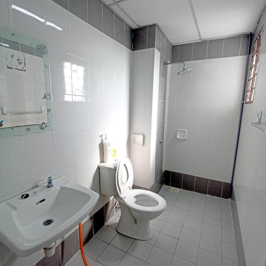 Tropika Homestay Bangi With 3 Bedrooms Kajang Buitenkant foto