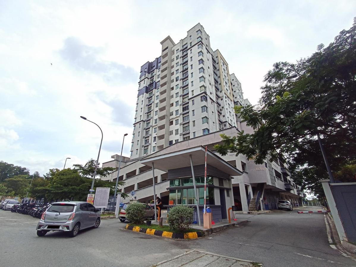 Tropika Homestay Bangi With 3 Bedrooms Kajang Buitenkant foto