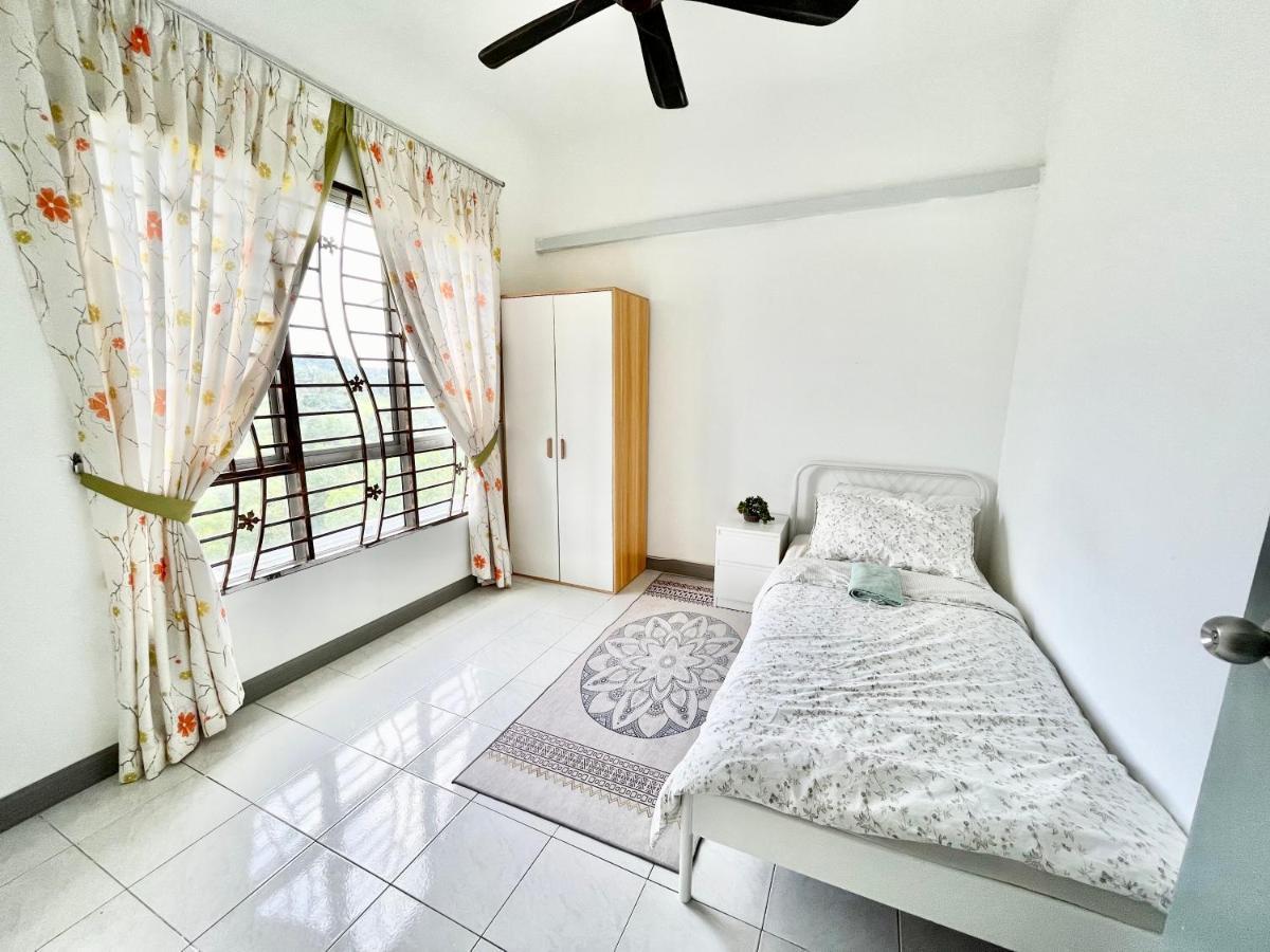 Tropika Homestay Bangi With 3 Bedrooms Kajang Buitenkant foto