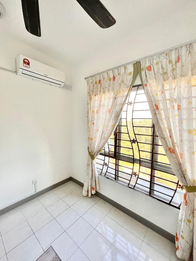 Tropika Homestay Bangi With 3 Bedrooms Kajang Buitenkant foto