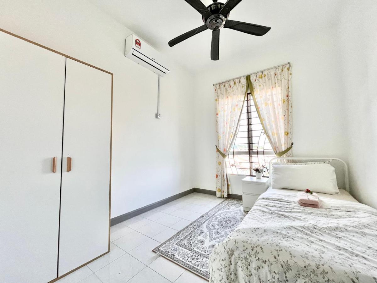 Tropika Homestay Bangi With 3 Bedrooms Kajang Buitenkant foto