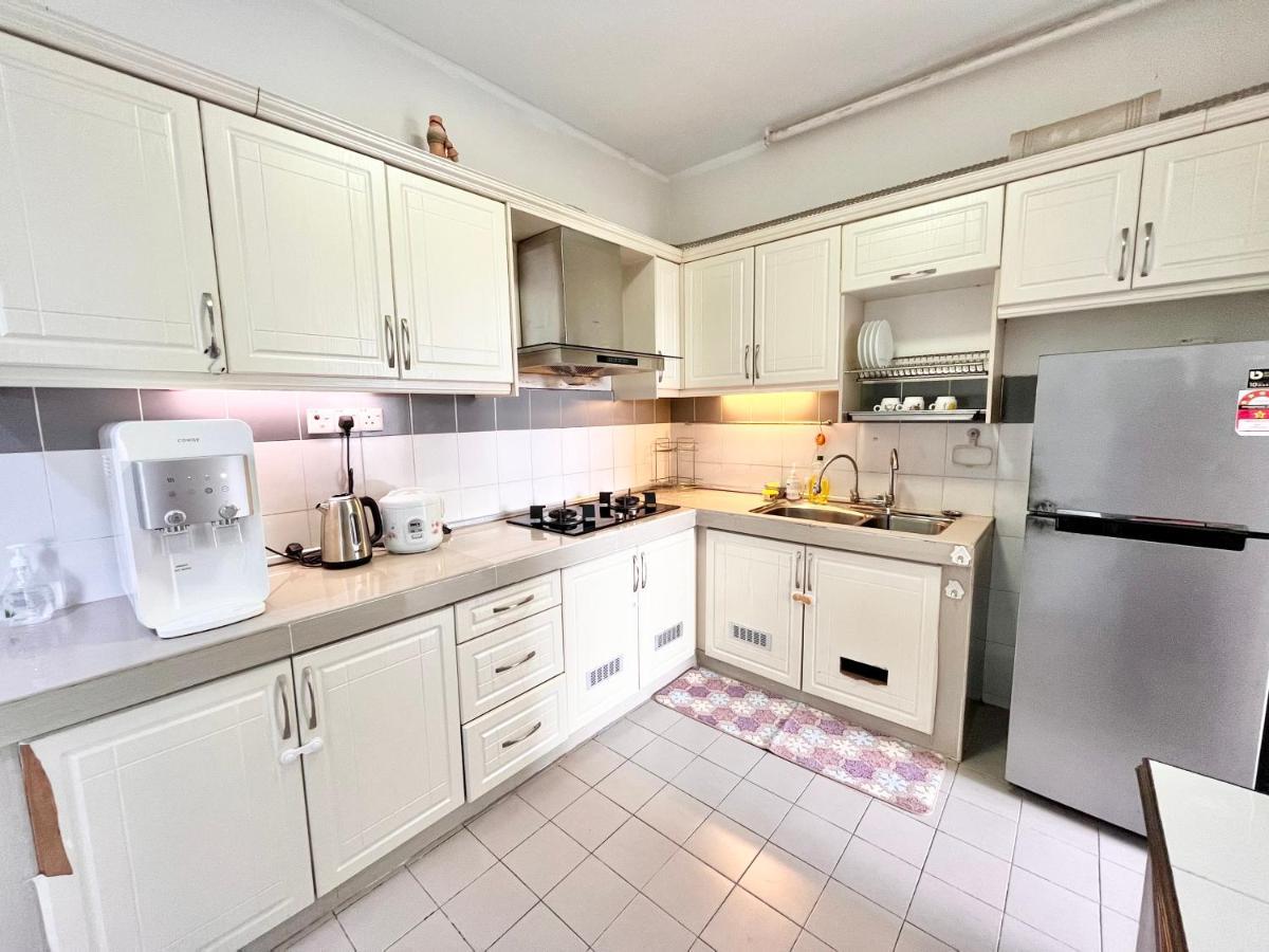 Tropika Homestay Bangi With 3 Bedrooms Kajang Buitenkant foto